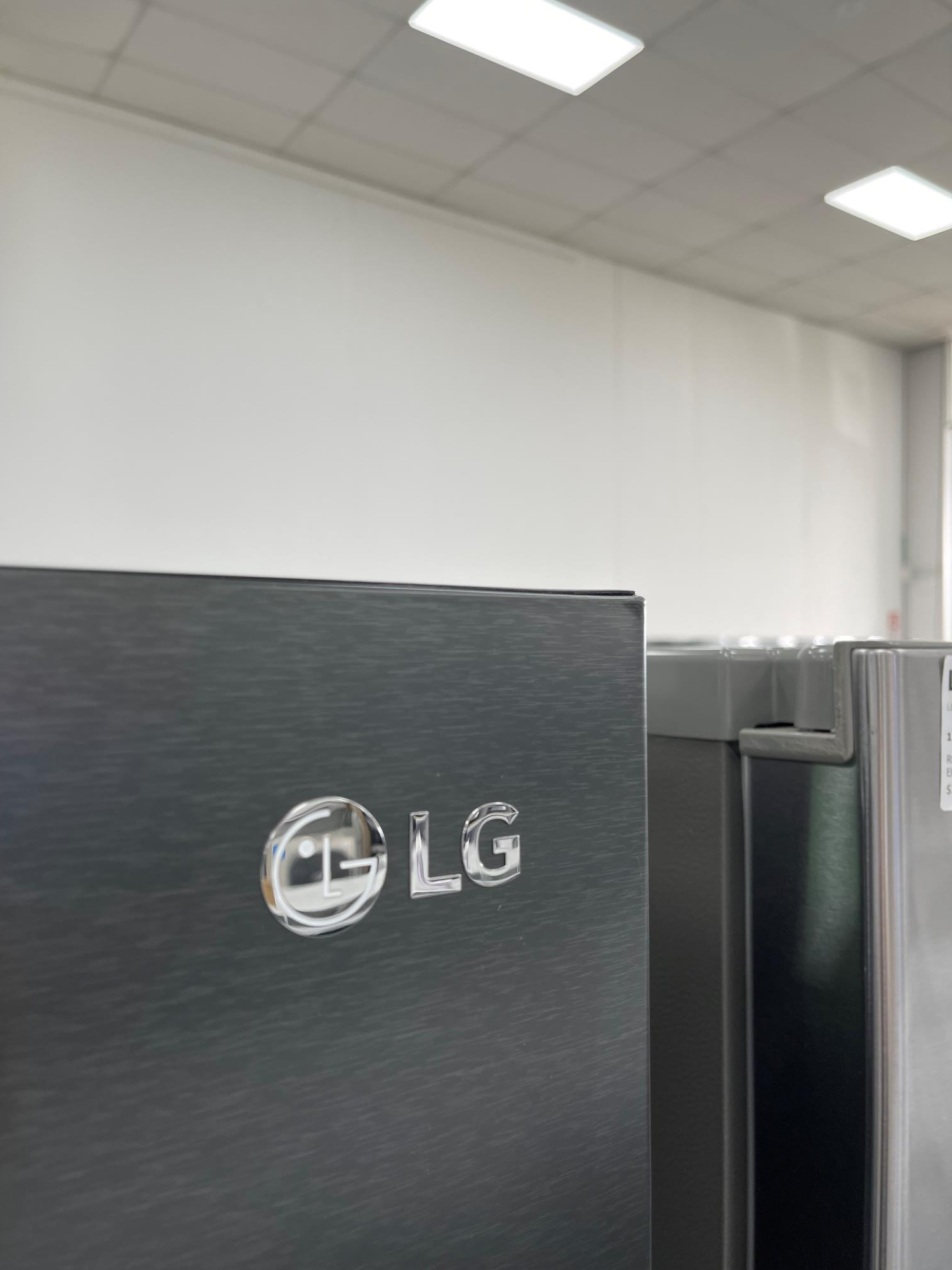 LG 635L Side By Side Fridge Freezer w/ Door-In-Door & Craft Ice - Matte Black - Image 5